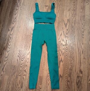 Women's Size Small Green Workout Outfit.